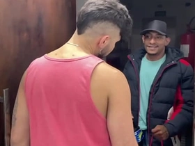 RECEBI UMA ENTREGA E PEDI PRO ENTREGADOR SUBIR. ELE ME COMEU COMO PAGAMENTO E AINDA ME DEU LEITE NA BOCA. painful asian gay sex videos