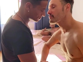 Um motoboy chegou pra fortalecer a brotheragem entre os dotados asian gay sex videos 3gb