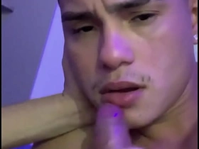 DANDO LEITINHO NA BOCA DO NOVINHO. asian old uncle gay sex videos