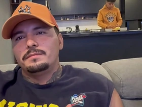 A mis visitas les doy la mejor atención, les invito chelas, agua, chupada de verga y también les meto mi palanca de cambios por el culo sex porn videos gay asian