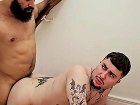 Papai não se aguentou de tesão e já me fudeu na escada (COMPLETO Bantam RED) asian gay robust sex videos