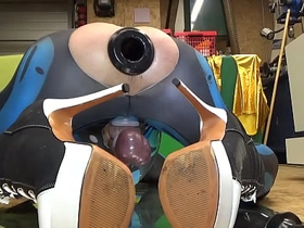 Extremeslut66 furzt durch einen Tunnel-Plug und schiebt sich einen langen Dildo währenddessen in den Arsch asian oldage gay unkle coition videos