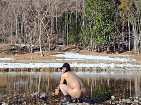 雪解けが始まった渓流で全裸散歩 asian gay sex videos full free