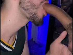 MAMANDO O PAUZUDO NO CRUISING BAR. - FREE asian gay kissing sex videos