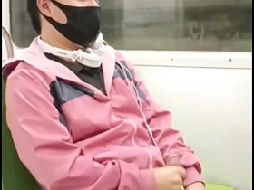 Joven Tretcho se masturba en el último vagón del metro porn videos asian gay coitus