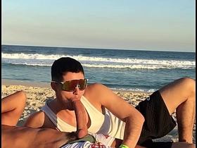 FODA NA PRAIA COM O VENDEDOR PAUZUDO - linktr.ee/marretaxx asian gay real sex videos