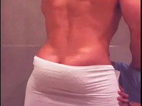 veo a mi amigo llegar del bar y bañarse y no resisto me meto en la ducha con el gay videos asian sex