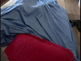 Si masturba sotto le lenzuola velocemente e intensamente e viene - orgasmo reale asian gay chip divide up making love videos