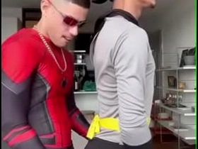 BATMAM SENTANDO NA PICA DO ARANHA asian gay piss sex videos