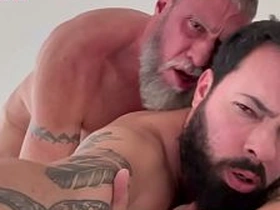 Barbudo dá o rabo para grisalho gostoso - VIDEO INTEIRO NO RED asian gay sex videos in hindi
