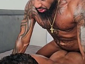 O vizinho hétero marrento ficou me vigiando eu vendo vídeo ate entrar no quarto e a gente acabar fudendo gostoso. twitter gay sex videos asian