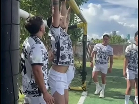 Equipo de futbol, grove ayuda del sol, las cheves y el sudor, terminan clavándosela entre ellos new latest videos of asian gay hunks sex