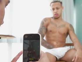 CHAME O AMIGO PRA TIRAR UMAS FOTOS, MAS ELE TIROU FOI LEITE DA MINHA PICA. gay intercourse massage videos asian