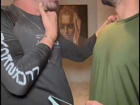 AMIGO VIU UMA FOTO DO MEU PAU NA GALERIA DO MEU CELULAR E QUIS VER AO VIVO. NÃO RESISTIU E CAIU DE BOCA. gay sex videos asian old men