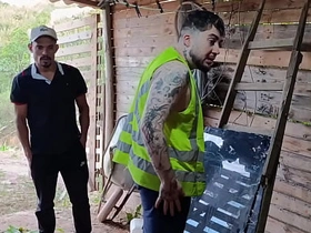 O PATRÃO E O EMPREGADO                                    O empregado finaliza sua tarefa e o seu patrão fica cheio de tezão ao vê lo todo suado old asian gay daddy intercourse videos