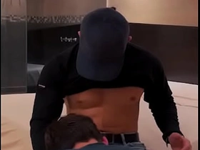 Le ofresco propina extra al repartidor de globo y me folla delicioso south asian gay sexual connection videos com