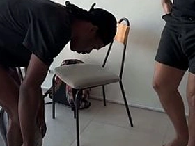 Cliente foi fazer orçamento e acabou levando um pauzão preto e 2 leitadas. asian well-pleased sex videos toilet