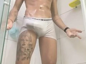 DOTADO TOMANDO BANHO E BATENDO UMA. xxx gay asian sex videos