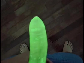 EU TESTEI A CAMISINHA DE NEON - OLHA COMO BRILHA Spoonful ESCURO hot asian muscular gay sex videos